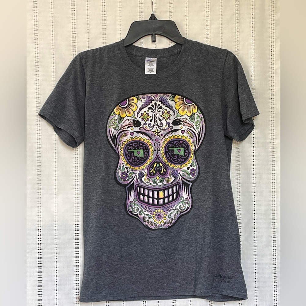 Gildan Heather Gray w/Skull Day of The Dead Design T-Shirt EUC Size Small